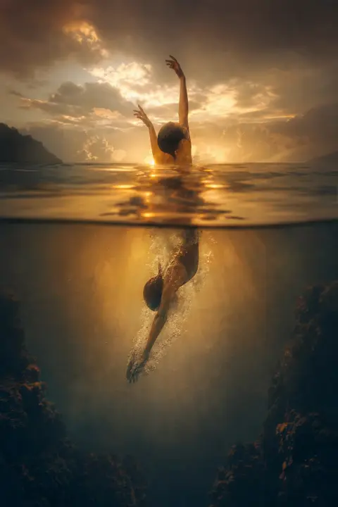 Nadador dividido entre buceo descendente en crepúsculo dorado y ascenso en reflejo ámbar, ambas mitades moviéndose simultáneamente, composición espejo