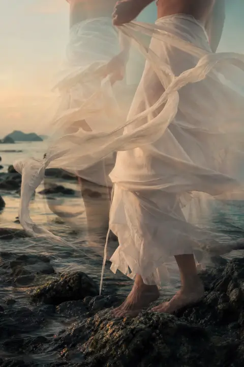 Robe blanche se déploie et se transforme à travers le temps dans une lumière pêche et menthe simultanée